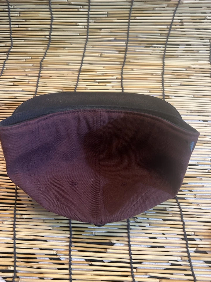 Dakine 210 FlexFit 尺寸 6 7/8-7 1/4 棒球帽贴合图形黑色栗色帽子 — 第 4/4 张图片