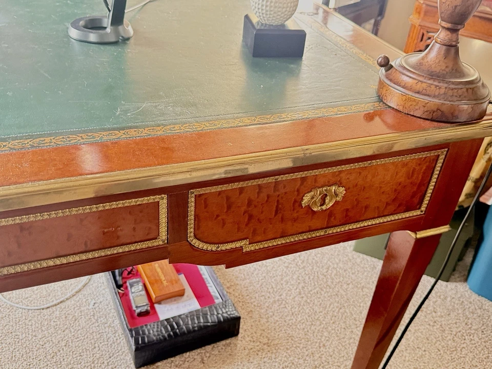 Escritorio estilo francés, tapa de cuero, ribete de latón, 3 cajones, elegante y funcional. Foto 3 de 3