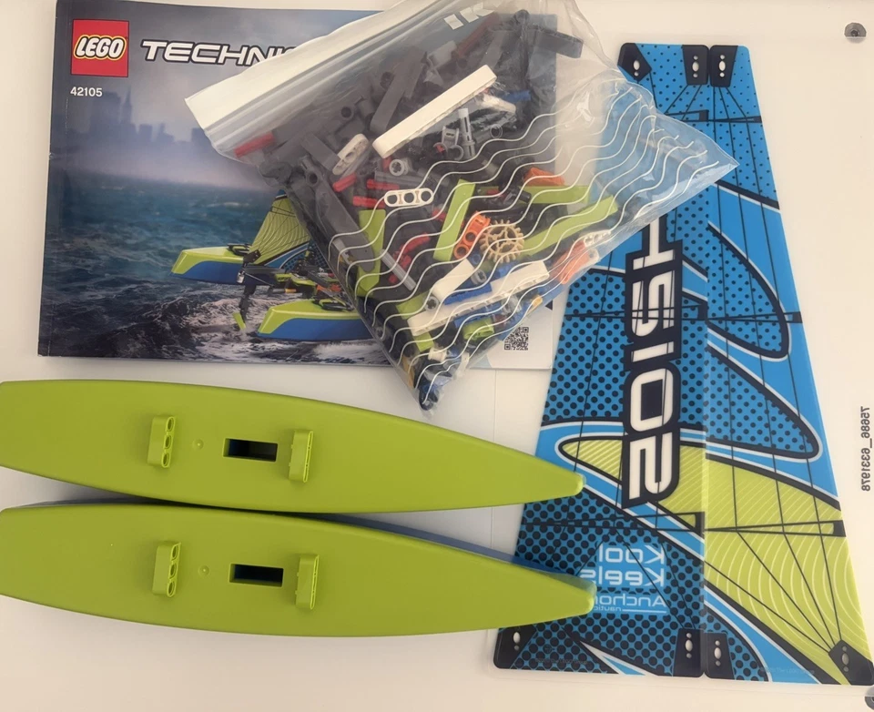 LEGO Technic 42105 Catamaran, foto 2 di 2