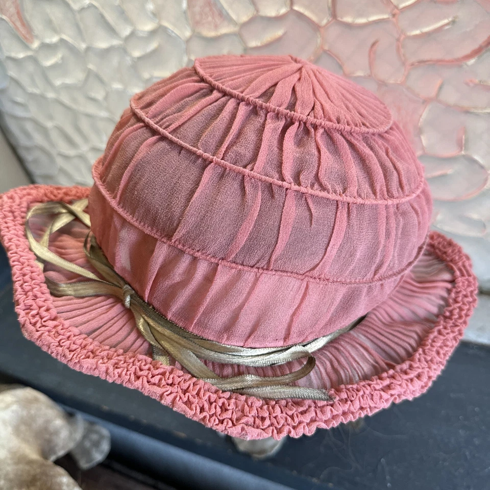 Antique 1920s Pink Silk Chiffon Ruched Gold Lamé Headpiece Cloche Hat Vintage - Image 4 of 4
