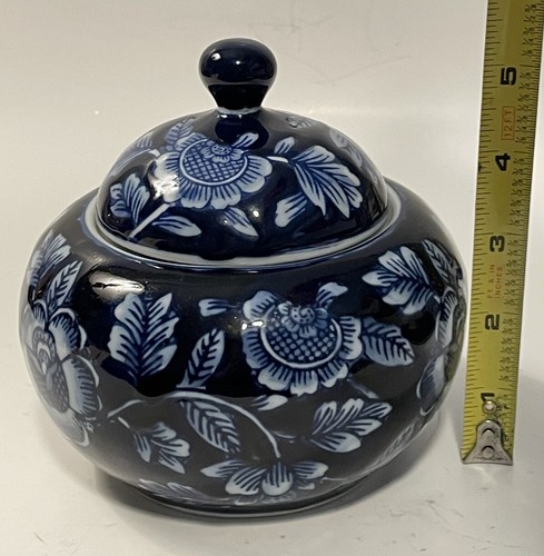 Asian Blue & White Floral Porcelain Lidded Ginger Jar or Sugar Bowl 5.25"H - Picture 9 of 10