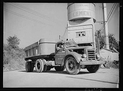 Untitled photo, : Washington, D.C. A Hood Transportation Company truck on the