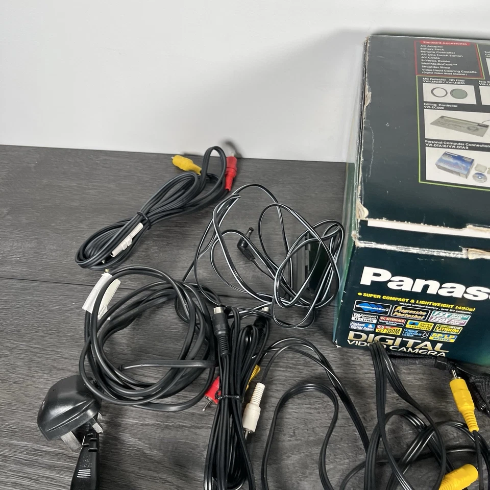 Panasonic NV-DS55 Digital Video Camera Camcorder Mini DV Boxed Retro Silver - Image 4 of 4