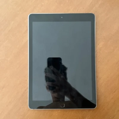 Apple iPad (6th generation) · 128GB · Wi-Fi