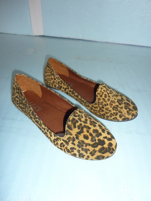 IZZY Flat Spotted Leopard Animal Print Size 9 Round Toe Tan Knit  Size 5