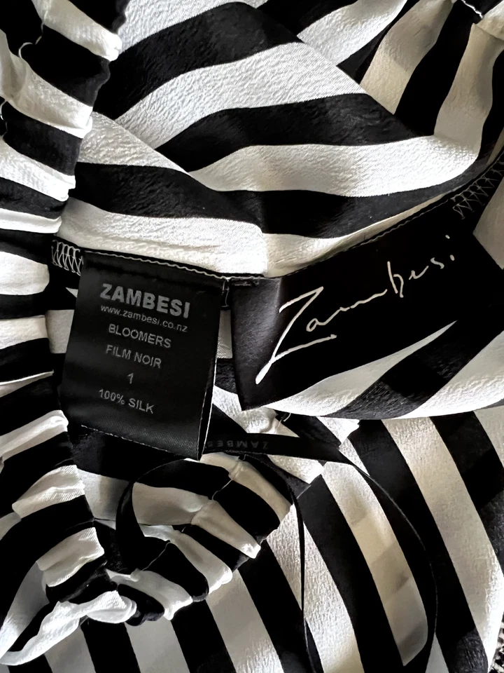 Pantalones Cortos ZAMBESI NUEVO CON ETIQUETAS $250 "Film Noir Bloomers" Rayas de Seda S21-22, Cintura Elástica 1/S Foto 2 de 4