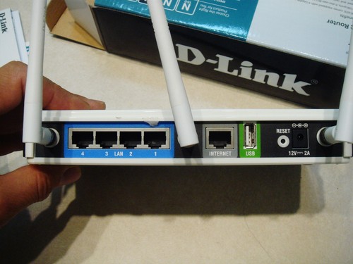 D-Link DIR-655 300 Mbps 4-Port Xtreme N Gigabit Wireless Router MINT in the box - Picture 8 of 10
