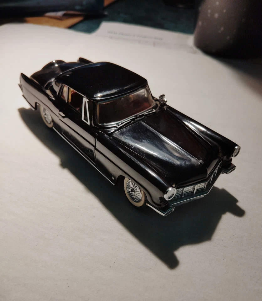 1956 LINCOLN CONTINENTAL MARK II FRANKLIN MINT 1:43 DIECAST BLACK CAR W/ RED INT - Image 2 of 4