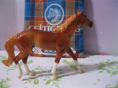 Breyer Stablemates 2020 Breyerfest Single Day Glossy Flaxen Chestnut Jersey