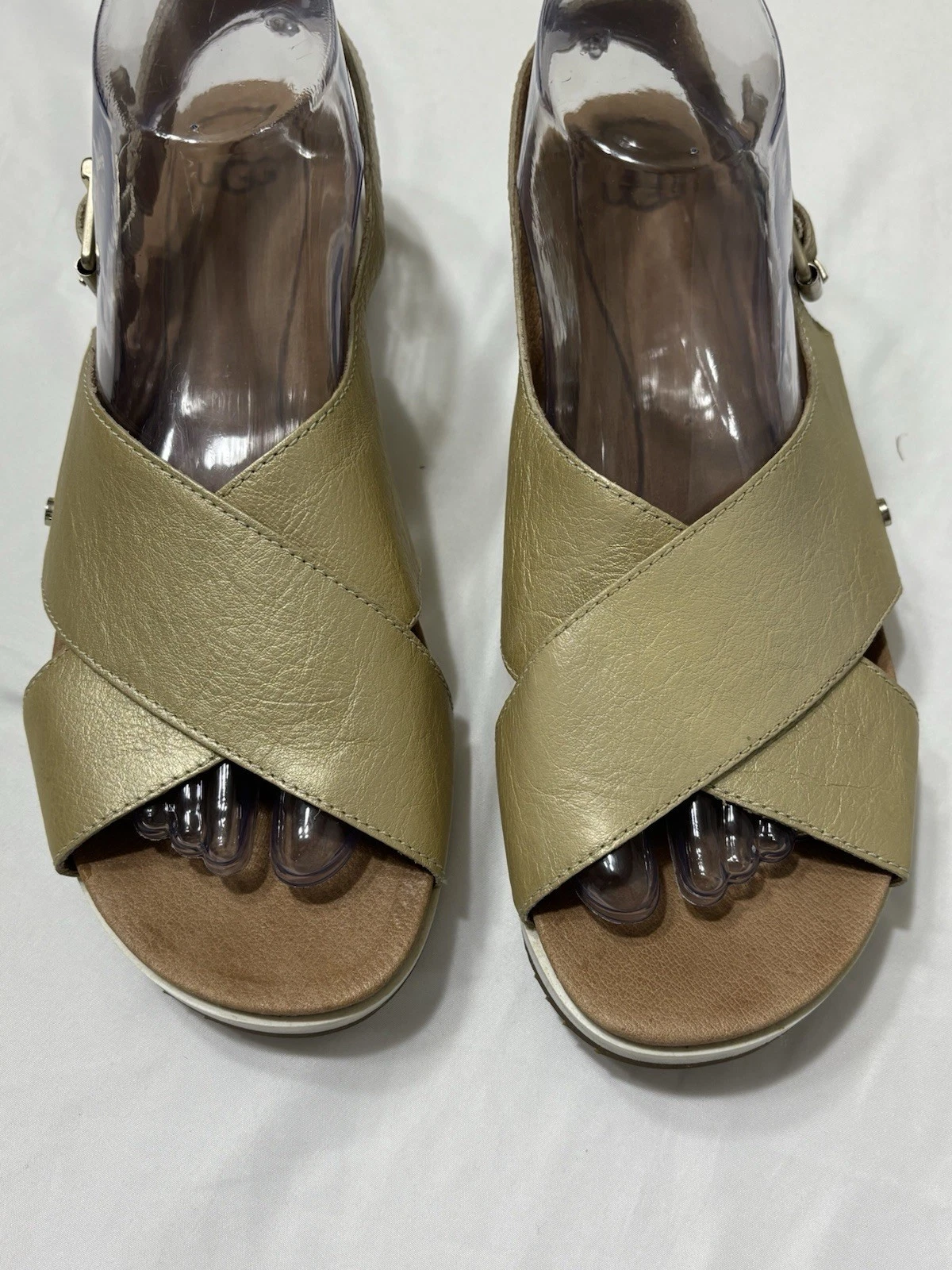 Sandalo donna UGG pelle metallizzata oro due fasce fibbia laterale 8 5