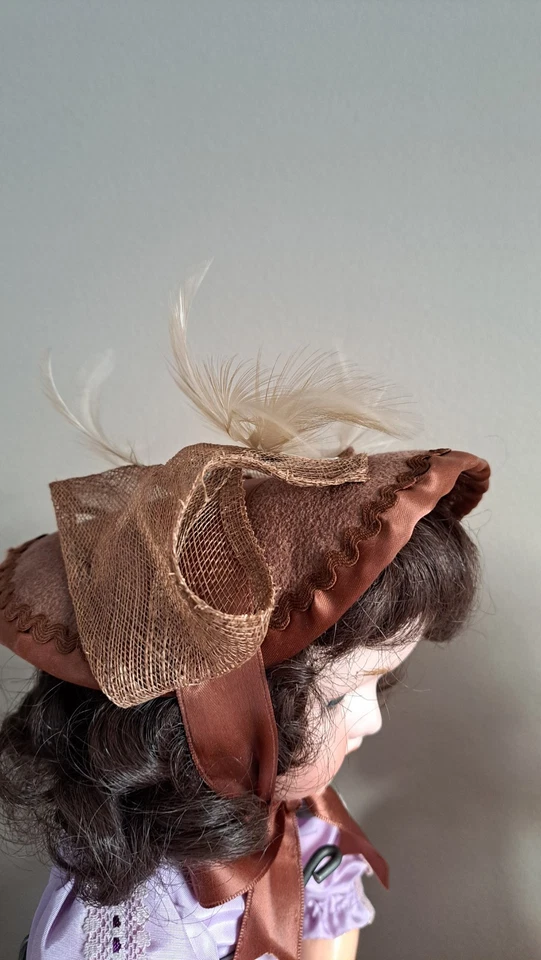 chapeau Marron Tissus et Resille, Avec serpentine pour poupée ancienne fait main - Photo 2/4