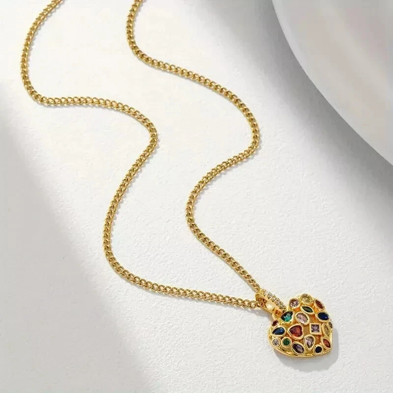 Colgante de belleza de granate rojo simulado de corazón de 2.00Ct para mujer chapado en oro amarillo de 14k Foto 4 de 4