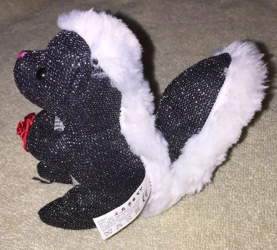 2002 Mattel Barbie Lago de los Cisnes "Carlita" la Mofeta Sosteniendo Rosa 5" Peluche Relleno Foto 2 de 4