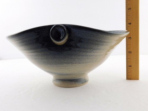 Signed Studio Art Pottery Thumbprint Pedestal Bowl Wavy Blue Tan EXCELLENT COND - Picture 9 of 9
