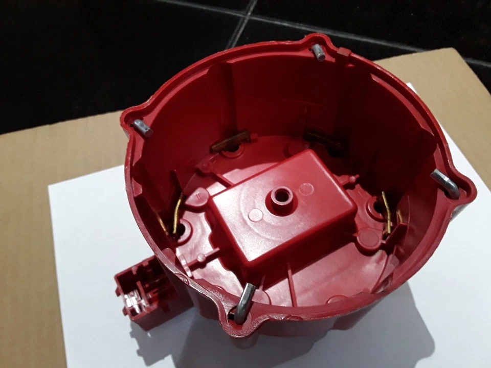 Wells Distributor Cap Professional Gold DR2004G Car Truck Engine Ignition Parts - Image 3 of 3