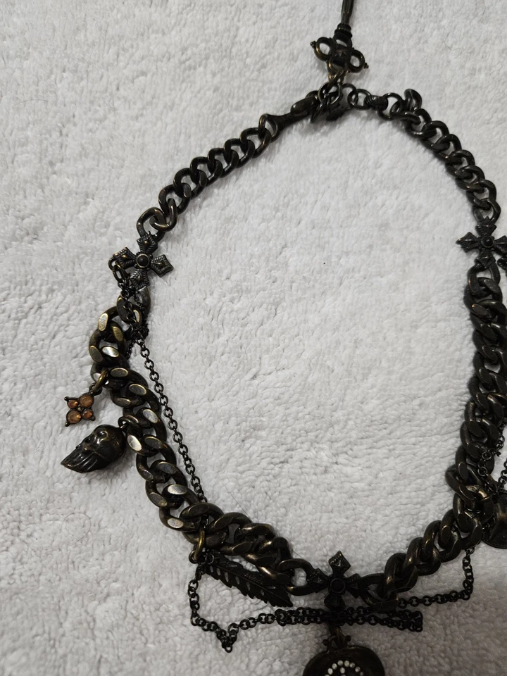 Collar marca Lucky con dijes que incluyen cruces y calaveras Foto 4 de 4