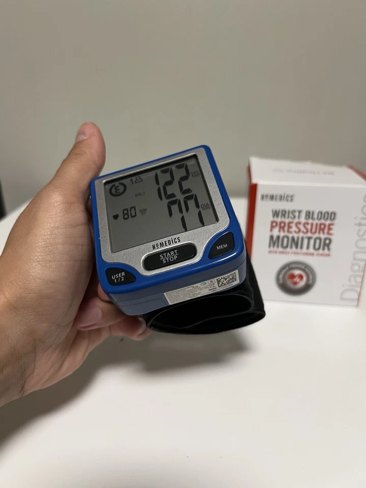 Monitor automático de presión arterial de muñeca Homedics con tecnología Smart Measure Foto 2 de 3