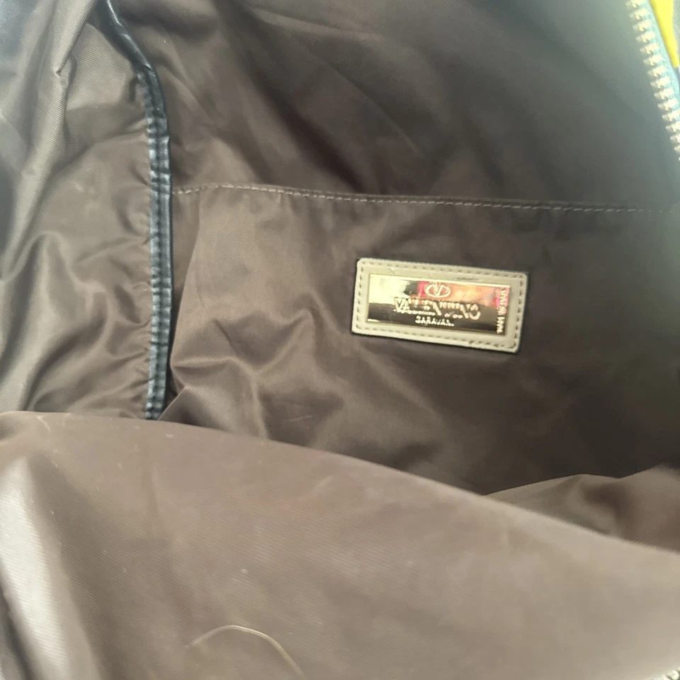 Mochila camuflada neon Valentino Garavani Rockstud - Imagem 4 de 4