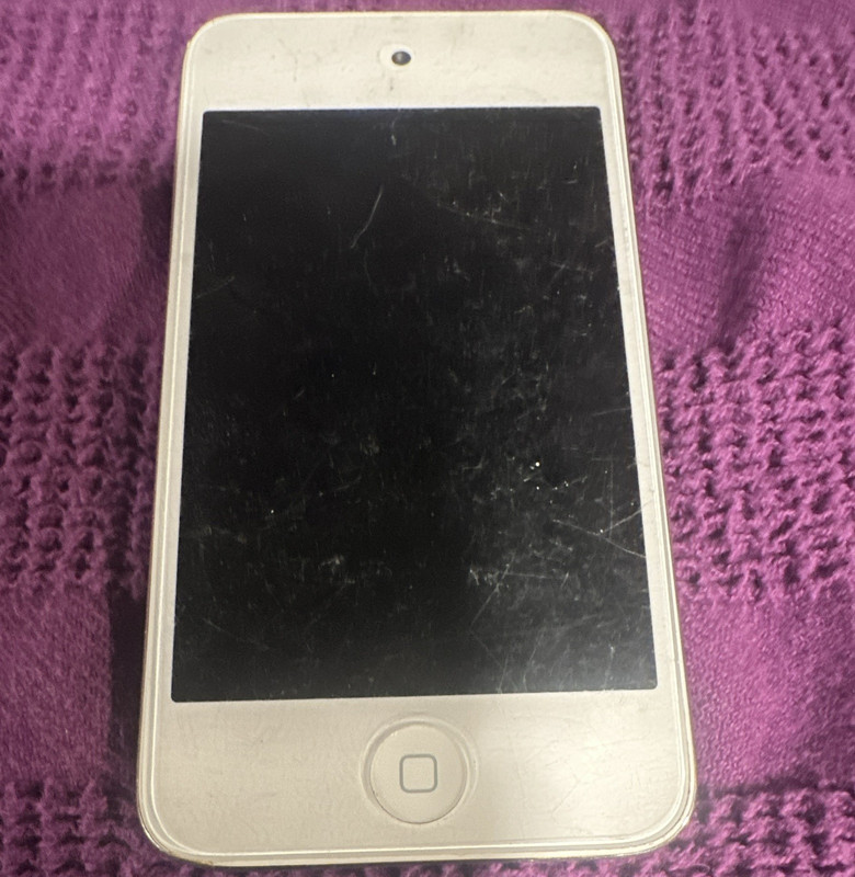 Apple iPod touch 4th Generation 8GB Silver/White Touchscreen Headphone Jack
