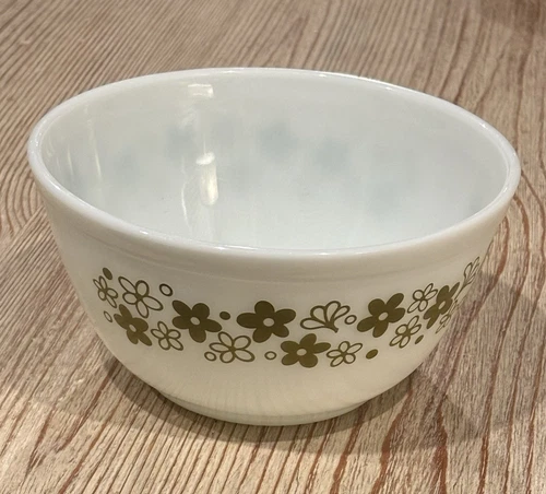 Pyrex Crazy Daisy  Spring Blossom Green  1 1/2 Qt Mixing Bowl   402
