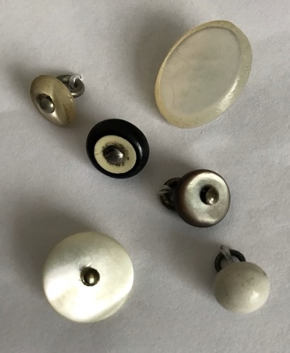 11 Vintage Round/Oval ~ Natural/Mother Of Pearl Buttons - Various Sizes - Picture 6 of 7