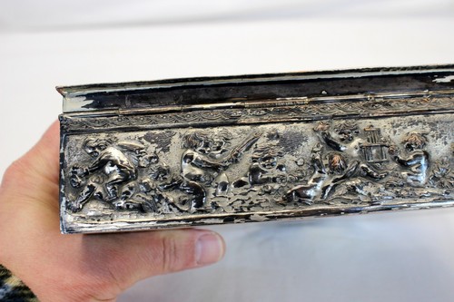 💥CAJA DE BARATIJAS DE JOYERÍA DEL SIGLO XIX con bisagras placa de plata QUERUBÍN ORNAMENTADO Ángel 💥 - Imagen 10 de 20