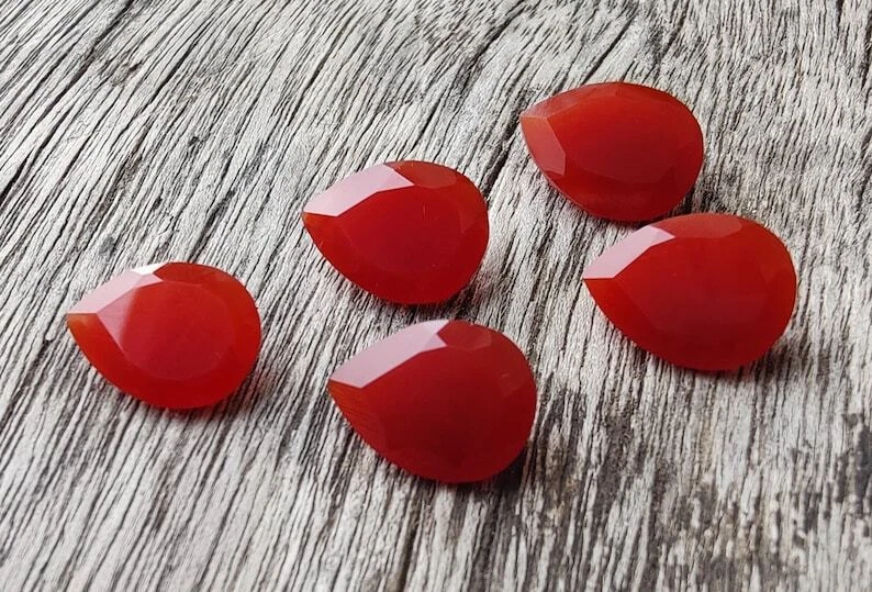 Piedras preciosas 100 % naturales de ónix rojo con forma de pera corte facetado al por mayor 3x5 mm-18x25 mm Foto 4 de 4