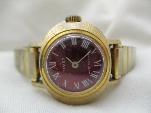 Reloj de pulsera Timex con cuerda en tonos rojos y dorados - Imagen 8 de 12