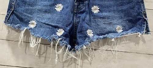 Pantalones Cortos de Denim Forever 21 Para Mujer Talla 27 Bordados Margaritas Deshilachados Desgastados - Imagen 3 de 20