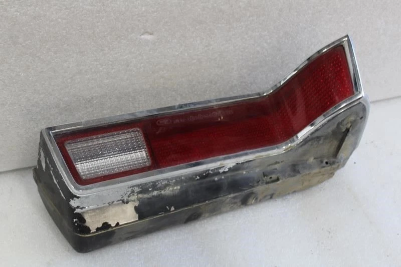 1976 LINCOLN CONTINENTAL MARK IV LEFT DRIVER SIDE REAR TAIL LIGHT LAMP - Image 3 of 4