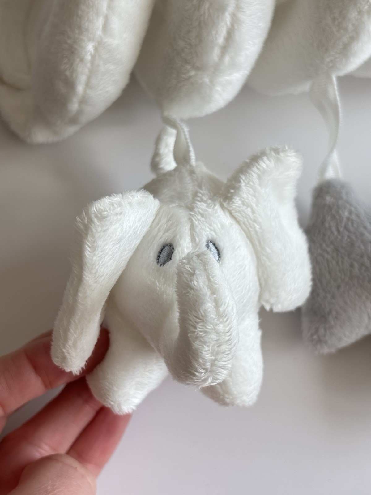 The Little White Company Seggiolino Auto Culla Spirale Bianco e Grigio Indy Elephant foto 3