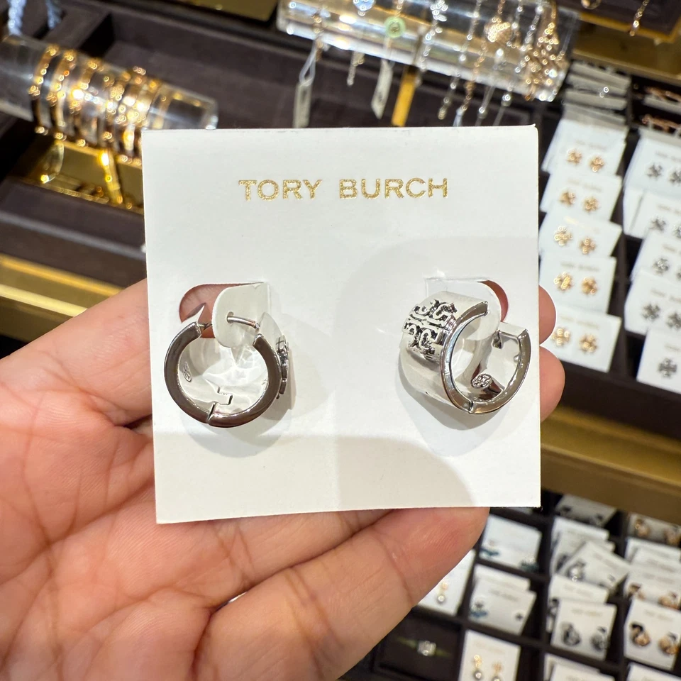 Pendiente Tory Burch Britten Huggie 134832 Auténtico $130 Foto 4 de 4