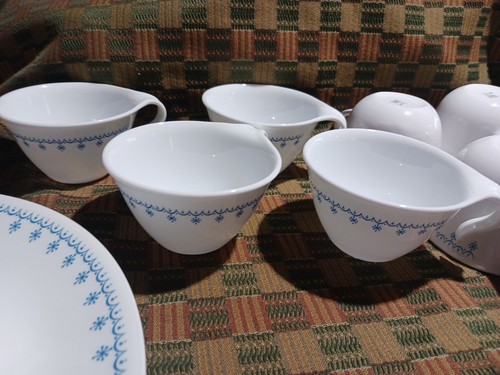 Corelle Dinnerware 14 Pieces Snowflake Garland - Picture 5 of 19
