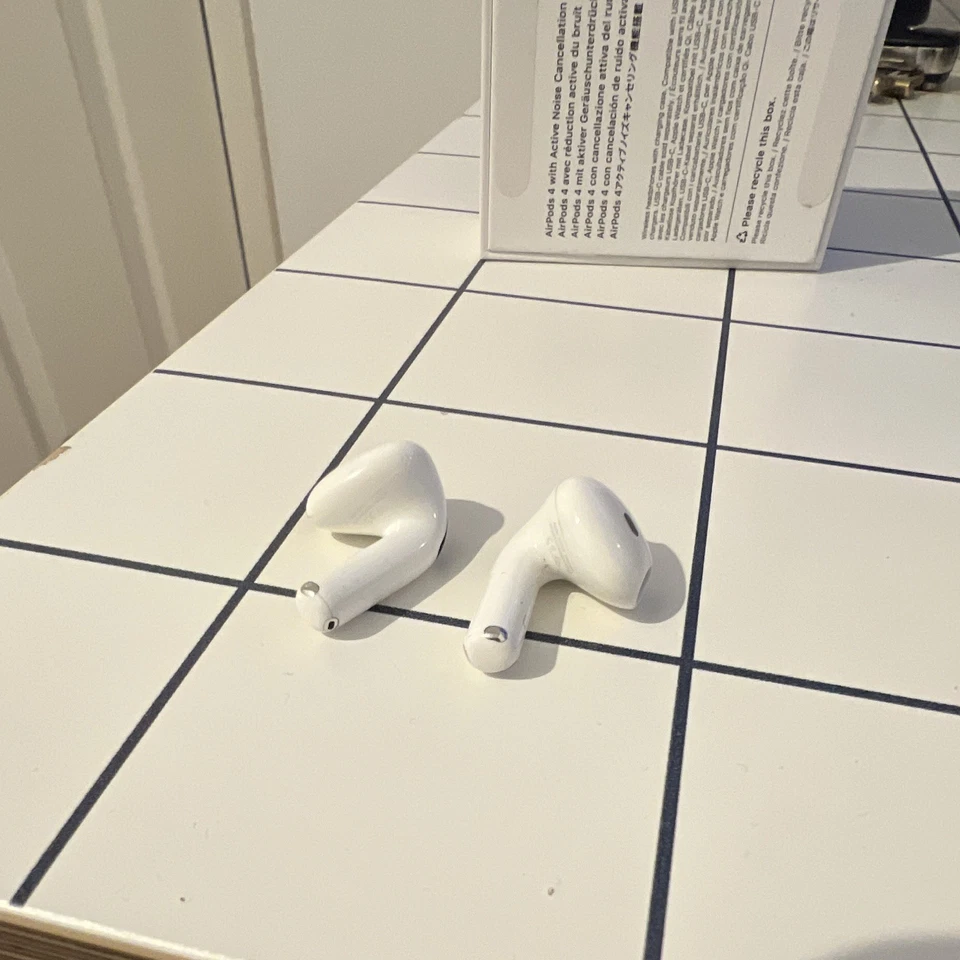 Apple AirPods 4 with Active Noise Cancellation, photo 4 of 5