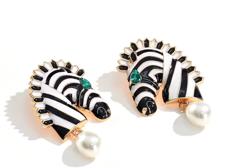 Pendientes colgantes con forma de cabeza de cebra para mujer | Pendientes de animales de perlas de moda Foto 4 de 4