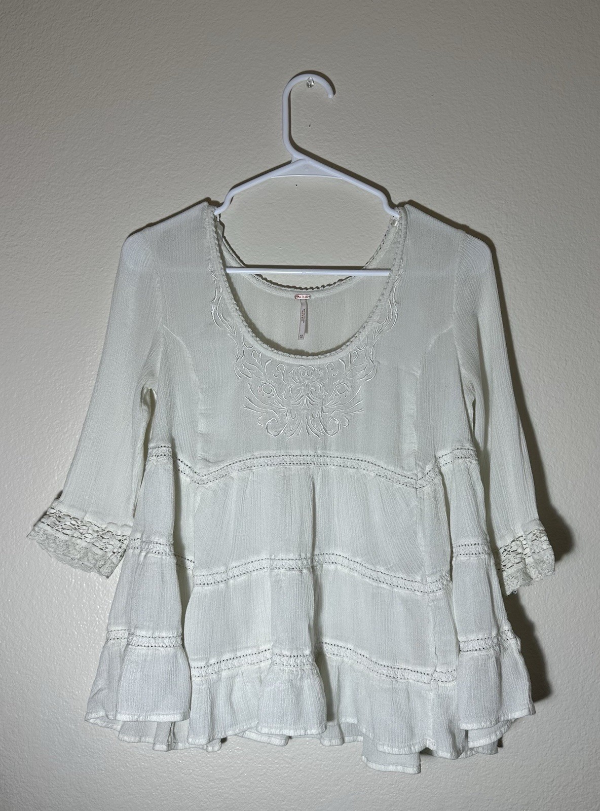Free People White Embroidered Boho Peasant Top Bell Sleeve Tiered Blouse Size XS