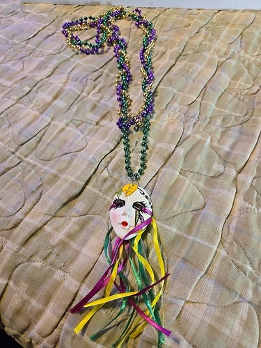 NEW MARDI GRAS MASK EMBLEM / RIBBONS ON A BRAIDED MARDI GRAS BEAD Necklace - Picture 3 of 9
