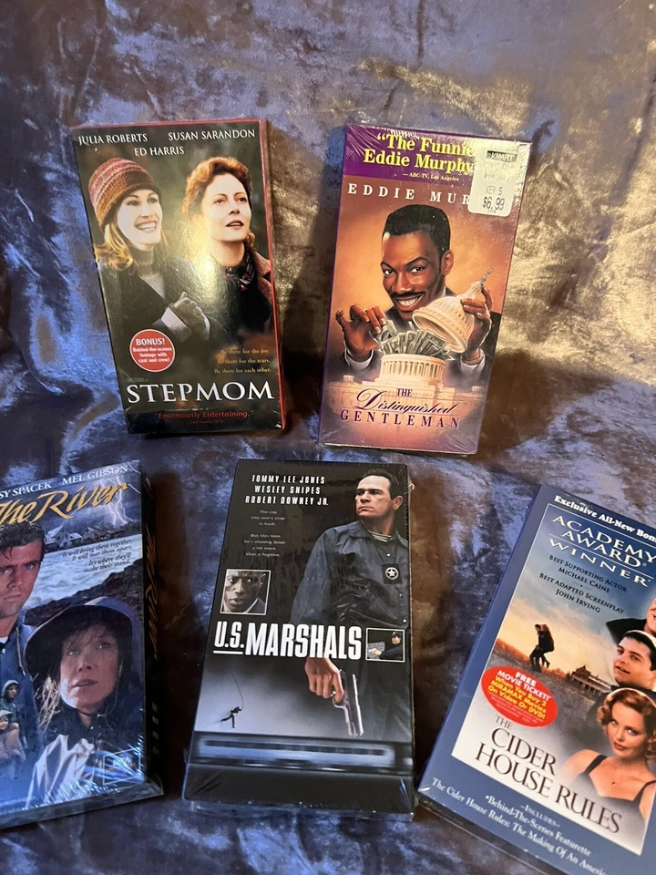 Vintage VHS LOT OF 5  Classic Movies FACTORY SEALED, ZOOM IN TO SEE COLLECTIBLE Foto 2 de 4