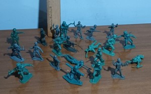 Vintage Different Shades Of Green  Lot Of Plastic Army Men Soldier Figures