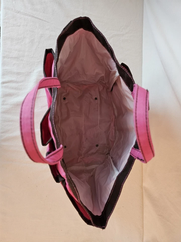 Carrito de ducha rosa con bolsillos exteriores y enorme espacio interior Foto 2 de 4