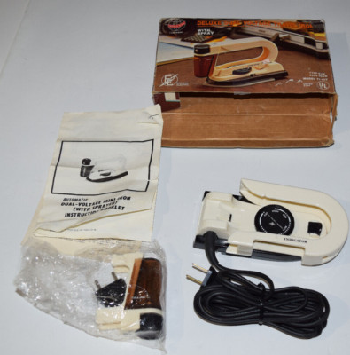 VINTAGE EASTERN ELECTRIC DUAL VOLTAGE TRAVEL IRON, MODEL T1-10T. W/ SPRAY.