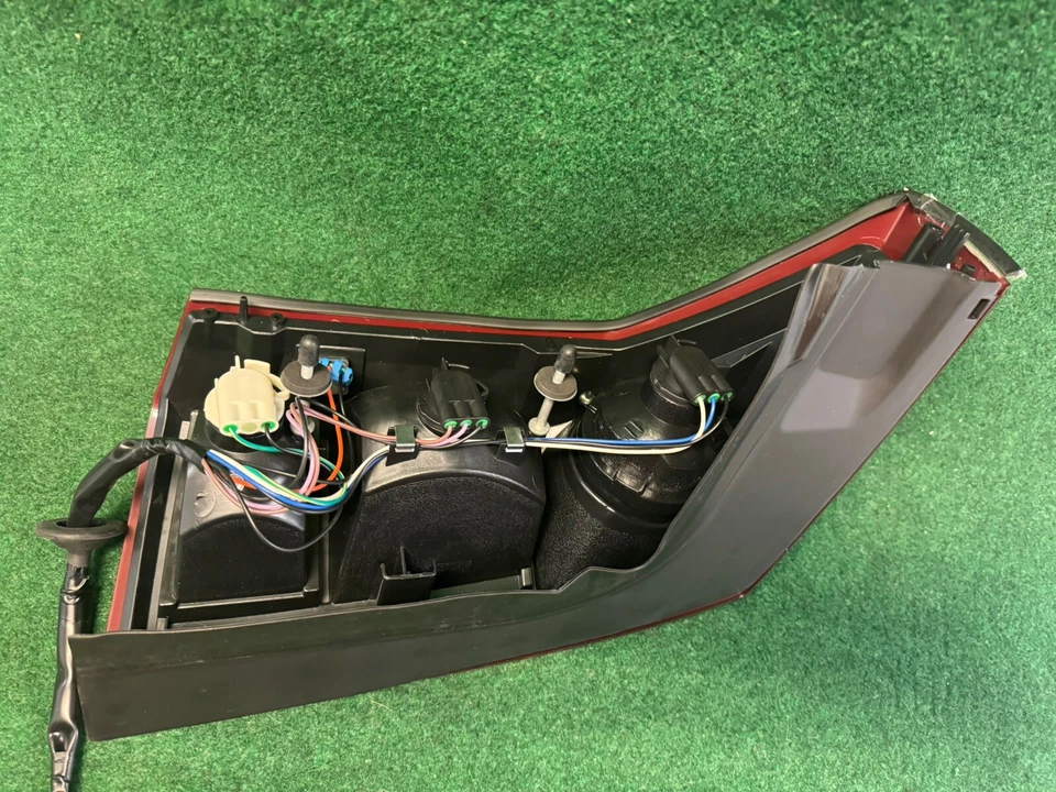 Taillight Cadillac CTS Passenger Right Rear OEM 2003 2004 2005 2006 2007 - Image 4 of 4