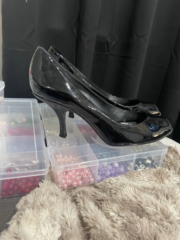 Tacones negros brillantes vintage Y2K BCBGIRLS peep-toe talla 7 Foto 2 de 4