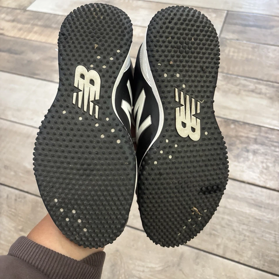 Black and white New Balance softball turf training cleats size 8 - Image 4 of 4