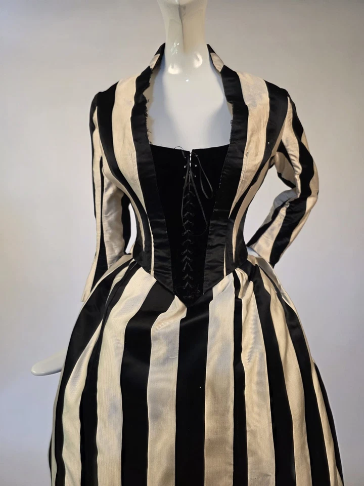 ВИКТОРИАНСКИЙ 19-ГО ВЕКА ОПТИЧЕСКИЙ ЧЕРНЫЙ + БЕЛЫЙ В ПОЛОСКУ ШЕЛКОВАЯ СУЕТА ПЛАТЬЕ W КОРСЕТ ШНУРОВКА - Изображение 2 из 4