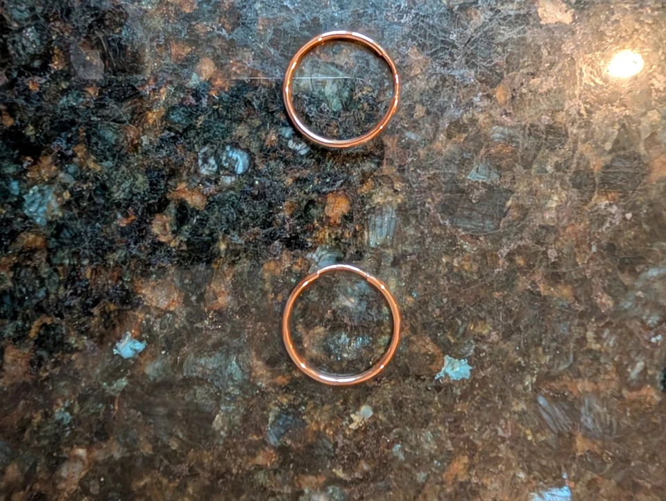 14k Solid Rose Gold Small Hoop Earrings - Lightweight 0.8 Grams. - Image 3 of 4