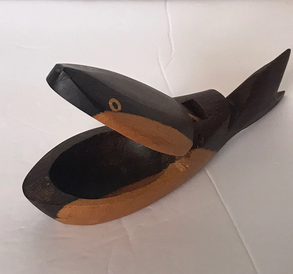 Caja porta gemelos accesorios de madera tallada en forma de pez para hombre de colección años 50’s Foto 3 de 4