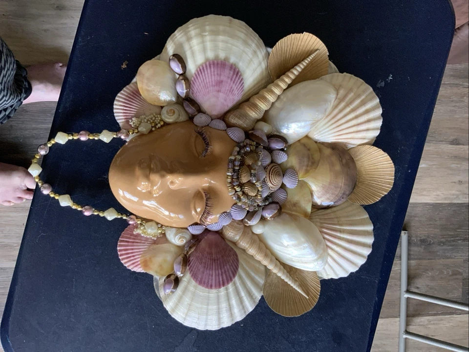 Decoración de pared artesanal concha marina con acento de cuentas Foto 2 de 4