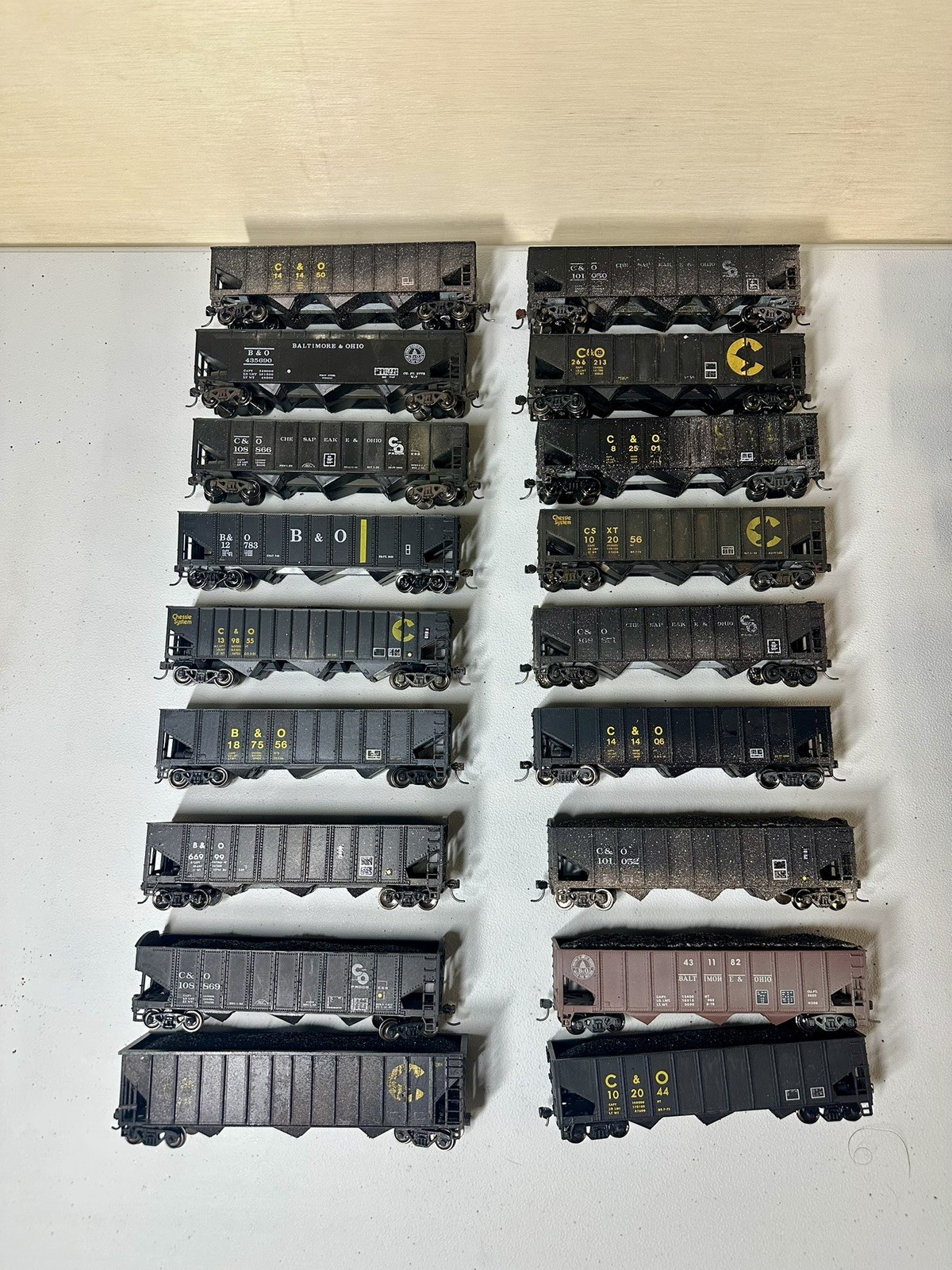 Lot of 18 HO Scale Coal Hoppers with Loads - Roundhouse/Stewart/McKean CSX-C&O