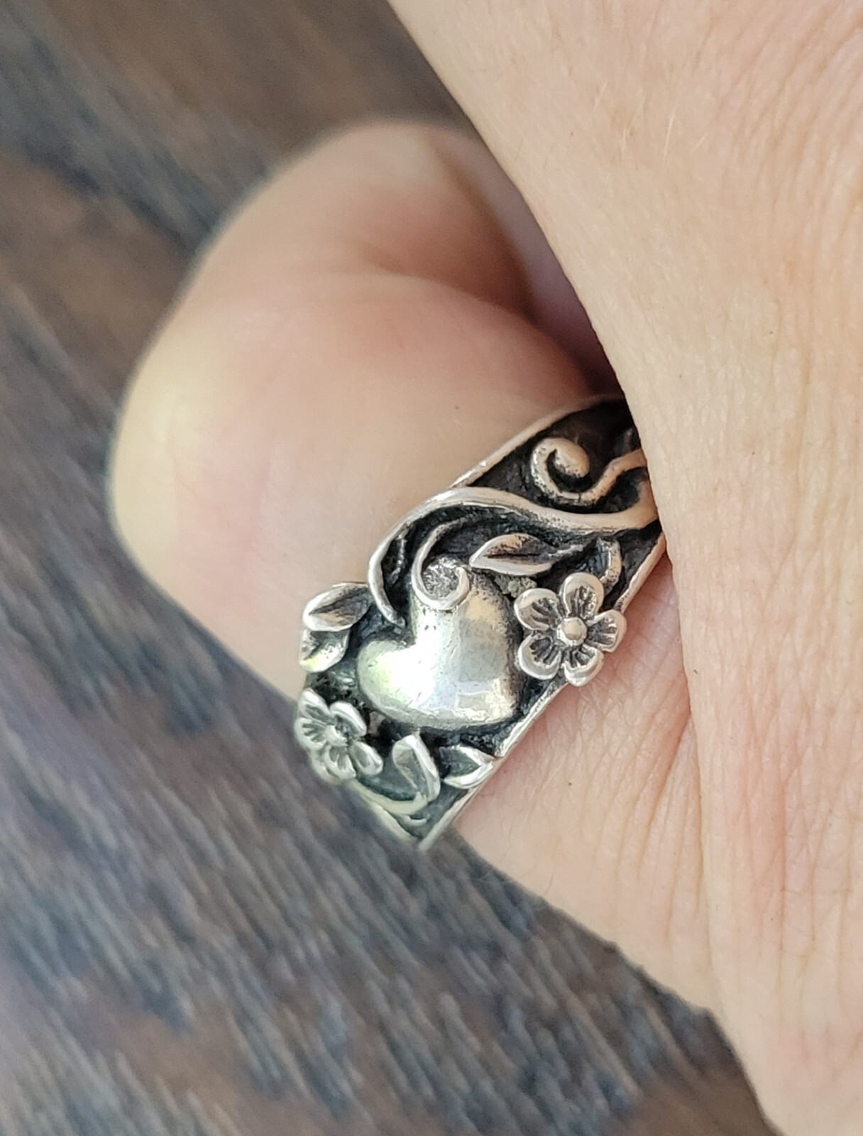 Retired James Avery Solid Heart Flowers Ring Size… - image 1
